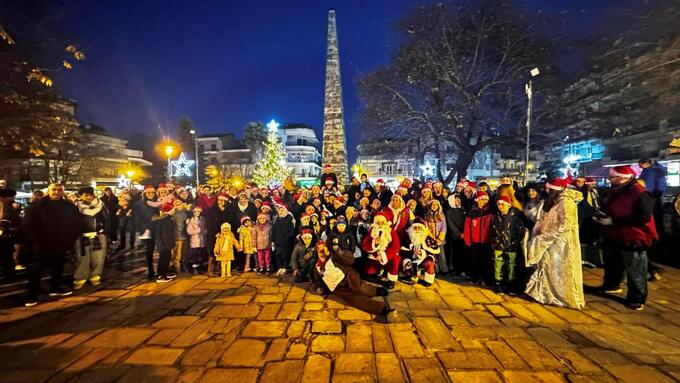 Ένα εντυπωσιακό 1st Naoussa Santa Parade γέμισε τη Νάουσα χαμόγελα και γιορτινή διάθεση